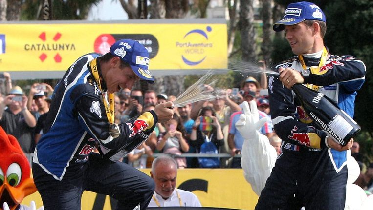 Sebastien Ogier (r) en zijn copiloot Julien Ingrassia vieren uitbundig de wereldtitel. Beeld EPA