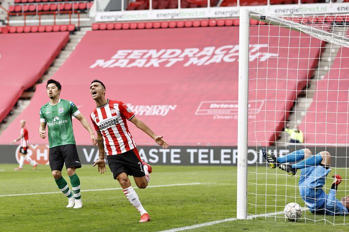 Eran Zahavi juicht na zijn goal en zal daarna het doelpunt vieren met een handkus naar zijn vrouw op de tribune.