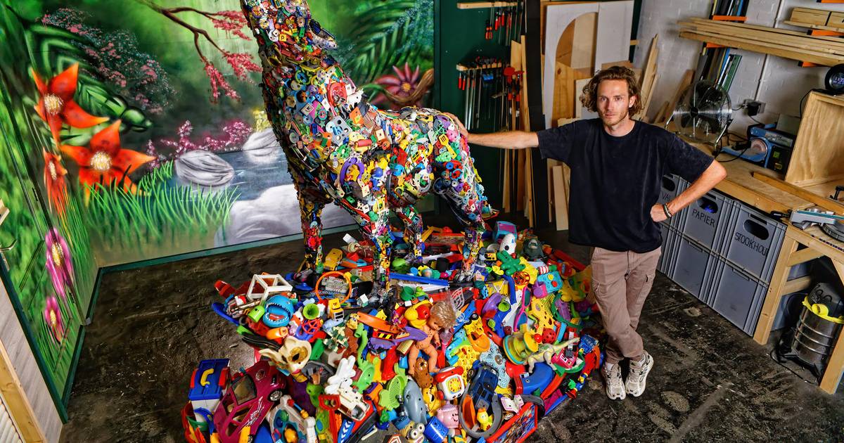 Dion (33) maakt gigantische fantasiedieren van speelgoed en afvalhout ...
