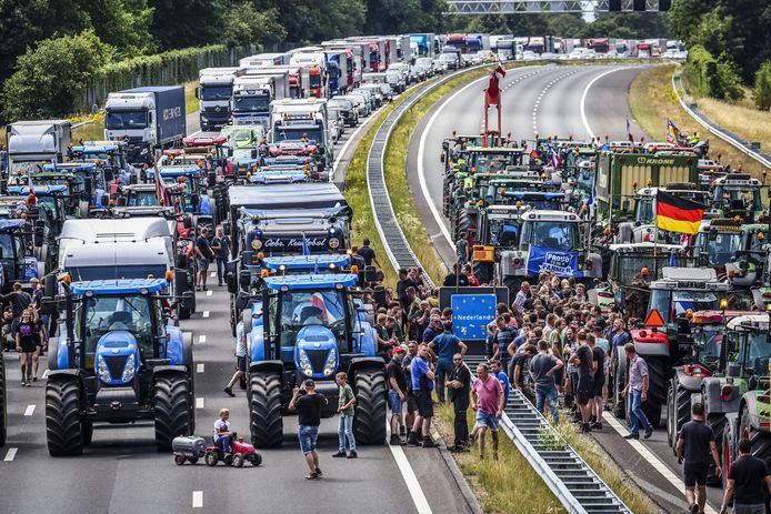 Protest van boeren op de A1 bij Enter, afgelopen zomer. Nederlandse boeren verplaatsten het grensbord van Duitsland, omdat bij de oosterburen soepeler stikstofregels gelden.
