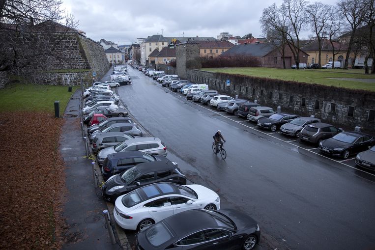Elektrische wagens laden op in het centrum van Oslo. Beeld Bloomberg via Getty Images