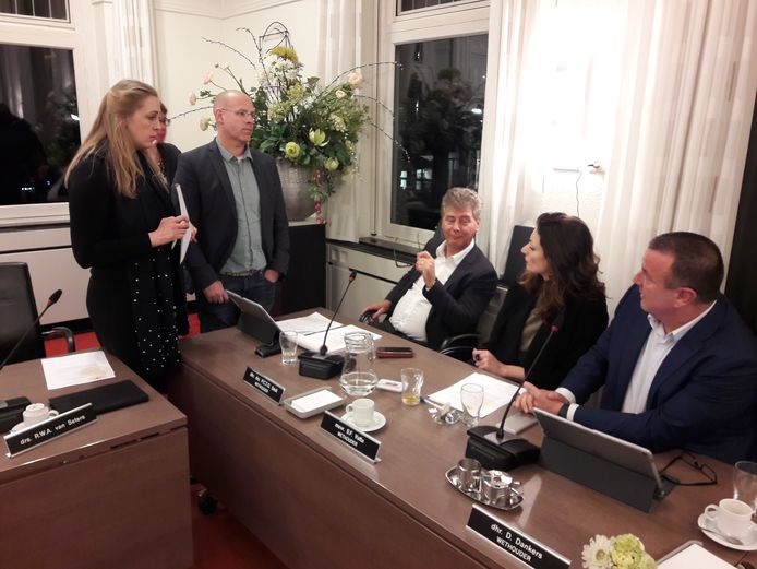 Anne-Cristien Spekle (VVD) en Carlo van Esch (PGB) voeren in 2019 tijdens een schorsing overleg met de wethouders Peter Smit, Stefanie Vatta en Dion Dankers (vlnr).