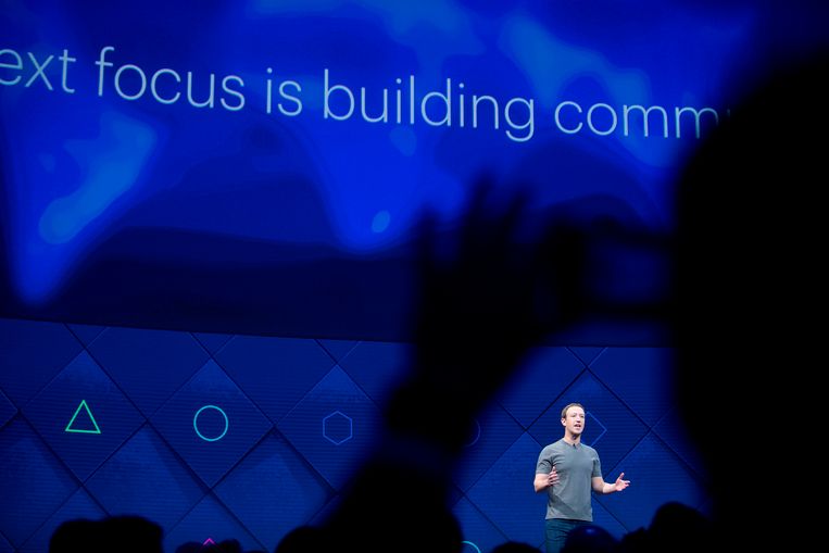 Mark Zuckerberg op een conferentie van Facebook in april 2017. Hij lijkt lang blind te zijn geweest voor de gevolgen van zijn ambities. Beeld AP