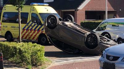 Auto slaat over de kop na aanrijding met andere auto in Made