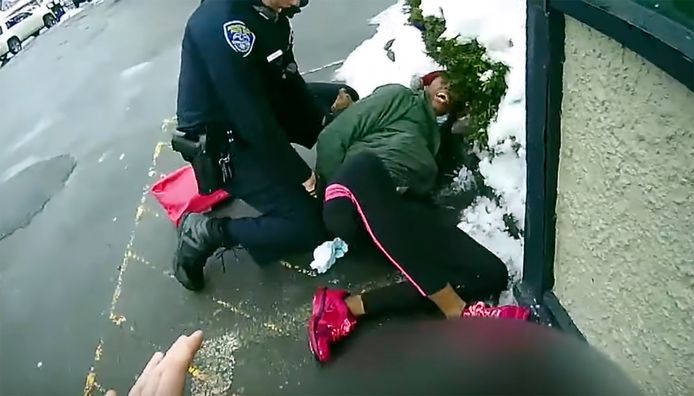 Une femme noire qui sortait d'un magasin et qui avait sa petite fille de 3 ans avec elle a été plaquée au sol par la police de Rochester, à New York.