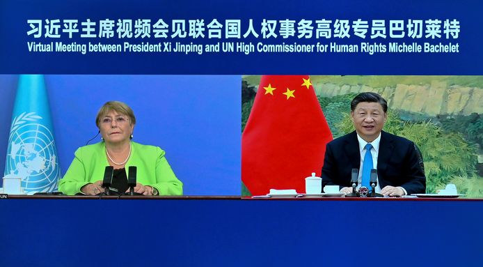 Screenshot van een online gesprek tussen de Chinese president  Xi Jinping en VN-mensenrechtenchef Michelle Bachelet vorige week.