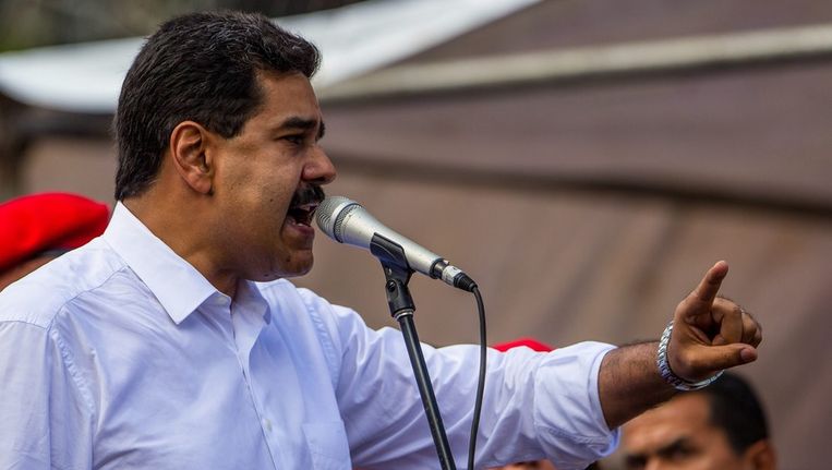 Volgens de Venezolaanse oppositie treedt Maduro de grondwet met voeten. Vorige week ontnam het Congres een parlementariër zijn immuniteit, waarna hij werd vervolgd voor corruptie. Beeld epa