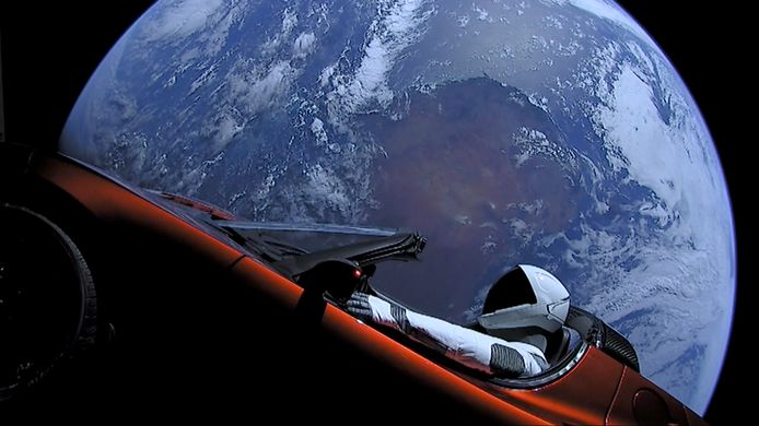 ‘Starman’ in zijn knalrode Tesla van het bedrijf van Elon Musk.