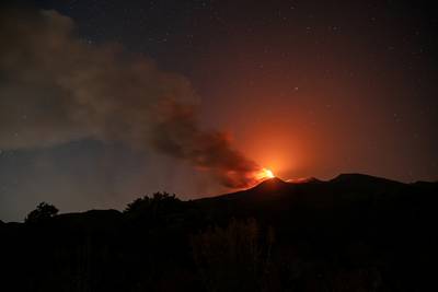 Les incendies font rage en Sicile, l'Etna entre en éruption