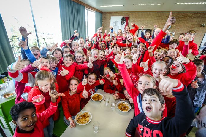 Brugge rode neuzenpasta in de refter van basisschool st Lodewijks Gistelse Steenweg
