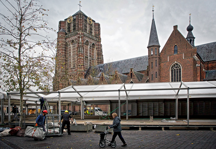 De ijsbaan op de Markt in Oosterhout in aanbouw. Later zou hier het personeelsfeest plaatsvinden waarbij burgemeester Stefan Huisman in de fout ging.