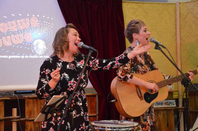De Zwolse muzikanten Esther Groenenberg (links) en Anna Hoekstra treden normaal vaak op in verzorgingshuizen. Nu dat niet kan, gaan ze live via Facebook performen.