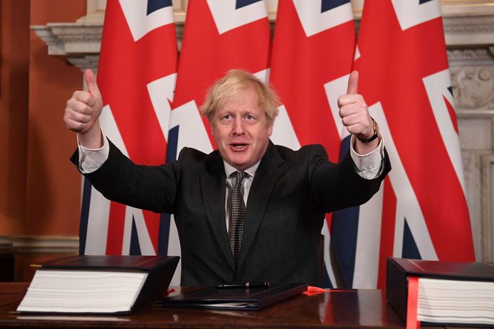 De Britse premier Boris Johnson steekt na het tekenen van de EU-UK Trade and Cooperation Agreement op 30 december 2020  zijn duimen omhoog.