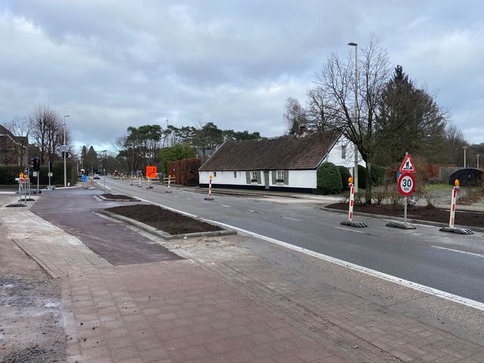 De werken aan de oversteek op de Oostmallebaan ter hoogte van de Voetbalstraat vorderen