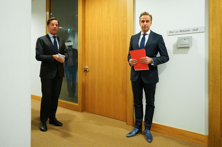 Premier Mark Rutte  en minister Hugo de Jonge voorafgaand aan een toelichting op de aanscherping van de coronamaatregelen. Beeld ANP