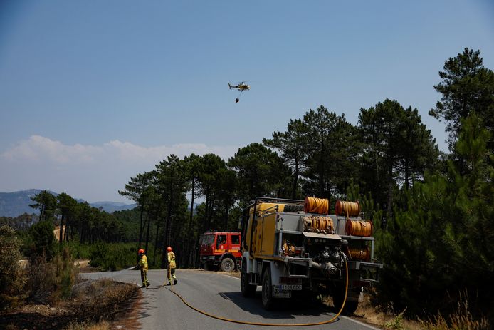 I vigili del fuoco schierano, tra gli altri, elicotteri antincendio in Estremadura.