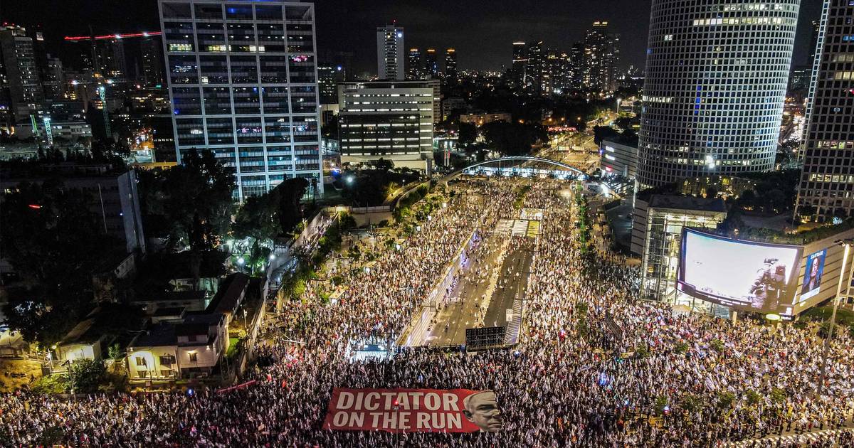 Ancora una volta centinaia di migliaia di persone scendono nelle strade di Tel Aviv per protestare contro la riforma della giustizia  al di fuori