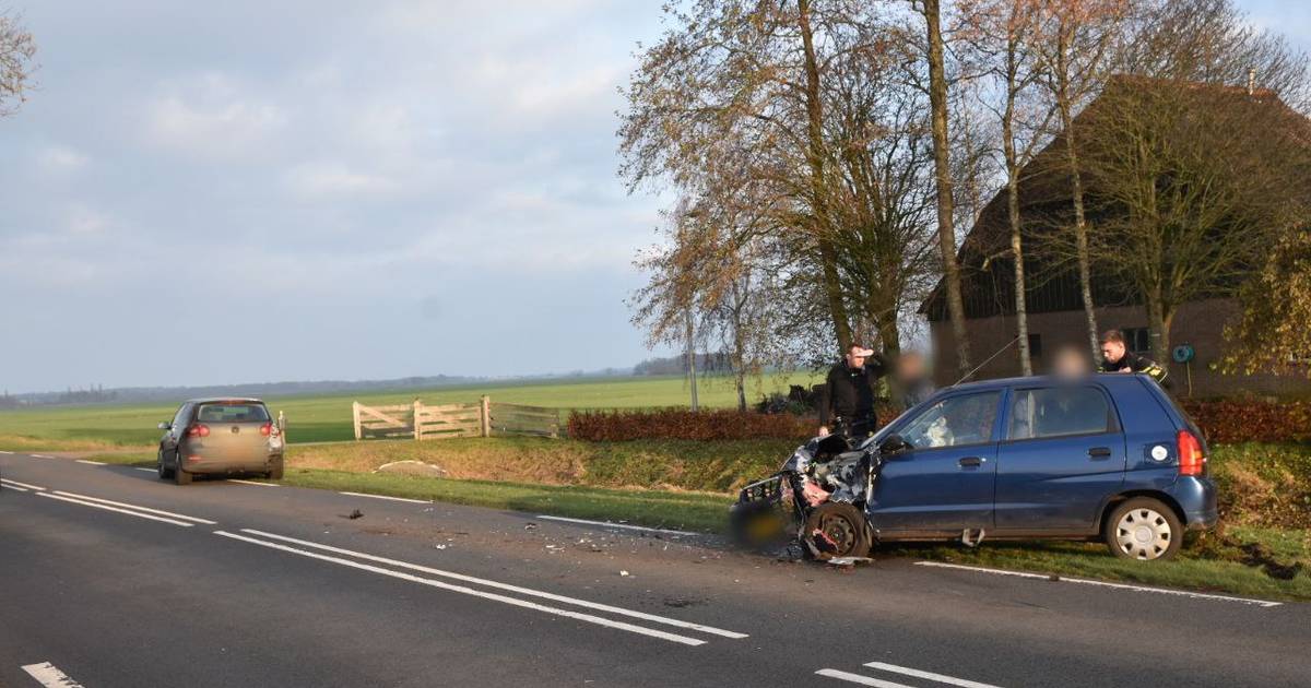Auto’s raken zwaar beschadigd bij kop-staartbotsing op provinciale weg buiten Steenwijk.