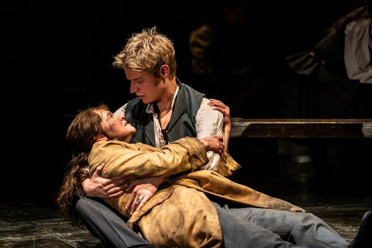 Eponine en Marius in ‘Les Miserables’ Beeld 