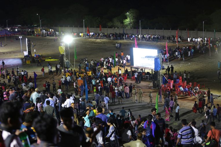 Toeschouwers verlaten het terrein in Sriharikota in het zuiden van India, waar de Chandrayaan-2 missie werd afgeblazen na een technisch mankement. Beeld AP