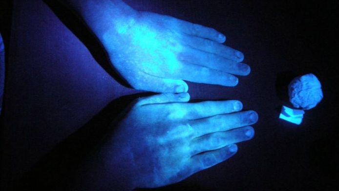 DNA-vloeistof licht op onder UV-licht.