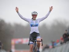 Lucinda Brand wint haar 20ste veldrit van het seizoen, podium volledig oranje