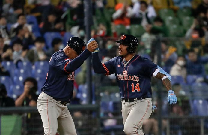 Chadwick Tromp (R) si congratula dopo il suo home run.