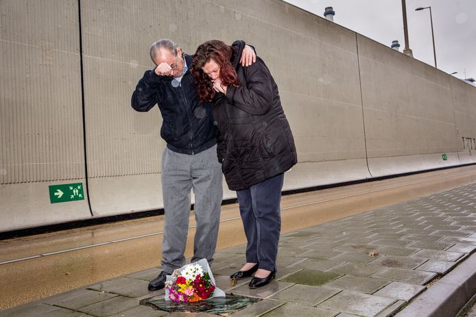 Piet en Ineke Stevens in rouw op de middenberm vlak voor de tunnel, waar een plaquette ligt voor hun omgekomen zoon Raymond.
