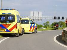 Motorrijder gaat onderuit en raakt gewond in Apeldoorn