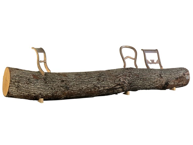 Tree Trunk Bench (1999) Jurgen BeyEen bank die bestaat uit een boomstam met daarop drie rugleuningen van klassieke stoelen. Voor 12.500 euro krijg je overigens alleen de bronzen rugleuningen; de boomstam moet je zelf regelen. Beeld 