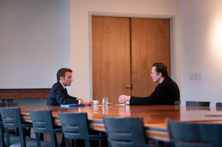 De Franse president Emmanuel Macron (links) en CEO van Twitter, Elon Musk. Beeld Élysée