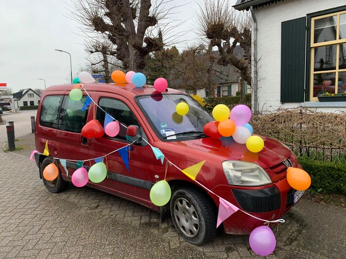 De auto die al meer dan vier weken voor de deur staat bij Ria Ruisbroek uit Waardenburg.