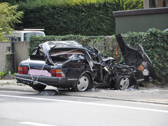 Auto met vier jongeren rijdt in op paal in Destelbergen: dode en persoon in levensgevaar
