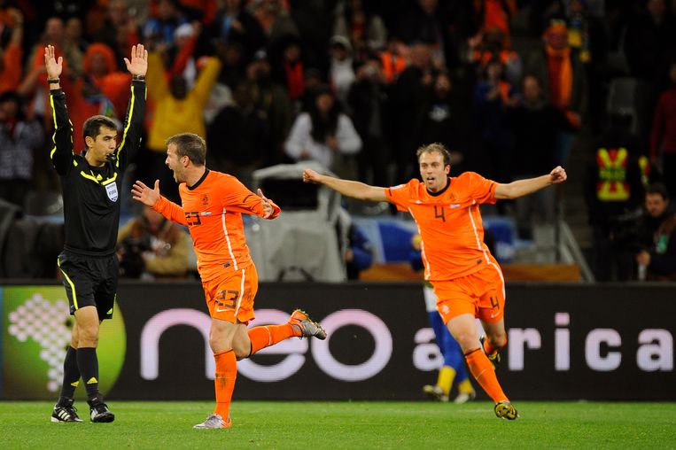 Joris Mathijsen (r) viert het behalen van de finale tijdens het WK van 2010, Uruguay is in de halve finale verslagen. In de finale zou Spanje te sterk zijn. Beeld Hollandse Hoogte / EPA