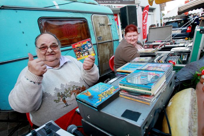 Marcel en zijn Vicky, bij de befaamde caravan. Het koppel schopte het met zijn dj-act tot de grootste festivals.