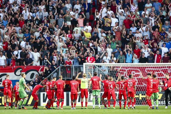 De spelers van FC Twente vieren de 4-1 winst op FK Cukaricki tijdens de derde voorronde van de UEFA Conference League.