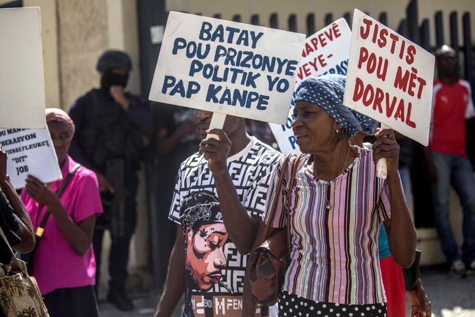 Haïtianen demonstreren in hoofdstad in Port-au-Prince voor de vrijlating van politieke gevangenen.