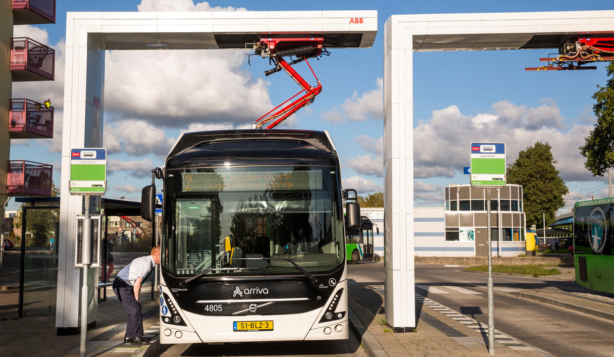 Bussen van Arriva laden op bij station Leiden De Vink via een zogenaamde pantograaf. In andere gemeenten steken chauffeurs een stekker in hun bus bij een laadpaal, zoals bij elektrische auto’s. Beeld Arie Kievit