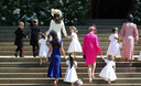 Kate Middleton, de hertogin van Camebridge (in het wit), arriveert met de bruidsjongens en -meisjes bij St George's Chapel.