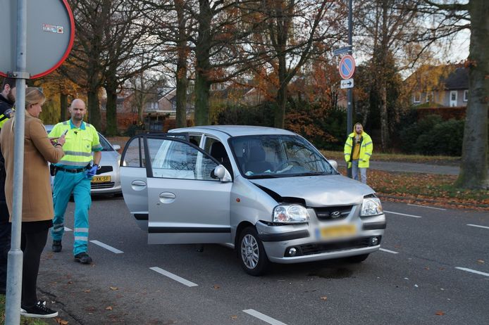Gewonde bestuurster bij botsing tussen twee auto's Groenewoudlaan Waalwijk