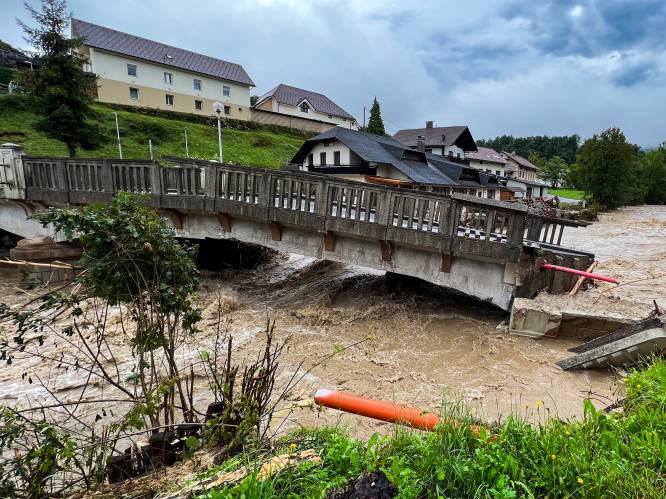 Waterpeil zakt langzaam in Slovenië, dodental door storm loopt op