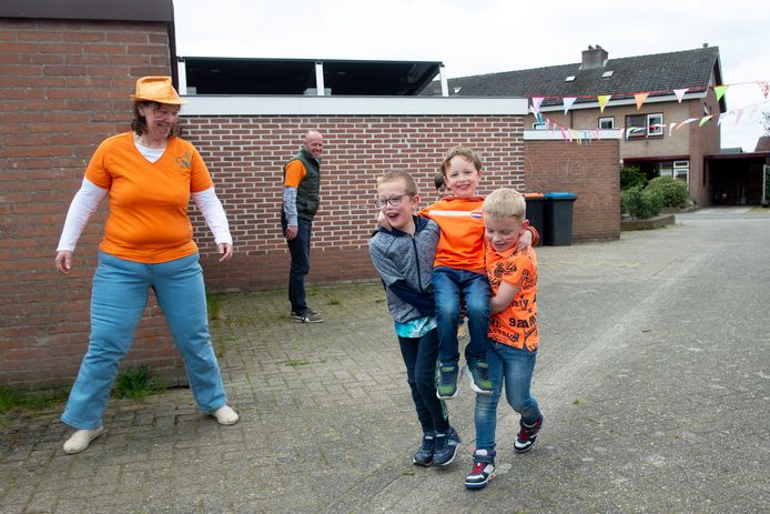 Marco en Elvira Maatkamp organiseerden thuis 'coöperatieve' Koningsspelen voor hun kinderen, nadat basisschool De Vliegenier in quarantaine moest.