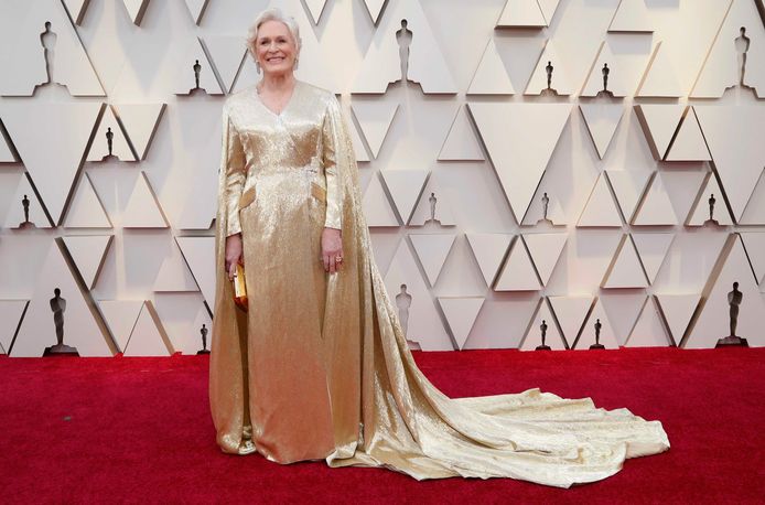 Glenn Close trok een gouden jurk van Carolina Herrera aan en ziet er zo zélf als een Oscarbeeldje uit. Leuk detail: de jurk weegt maar liefst 19 kilo.