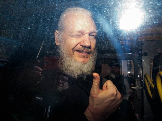 Nieuwe details over Assange’s excentrieke jaren in ambassade: “Bezoek van Lady Gaga en interviews in onderbroek”