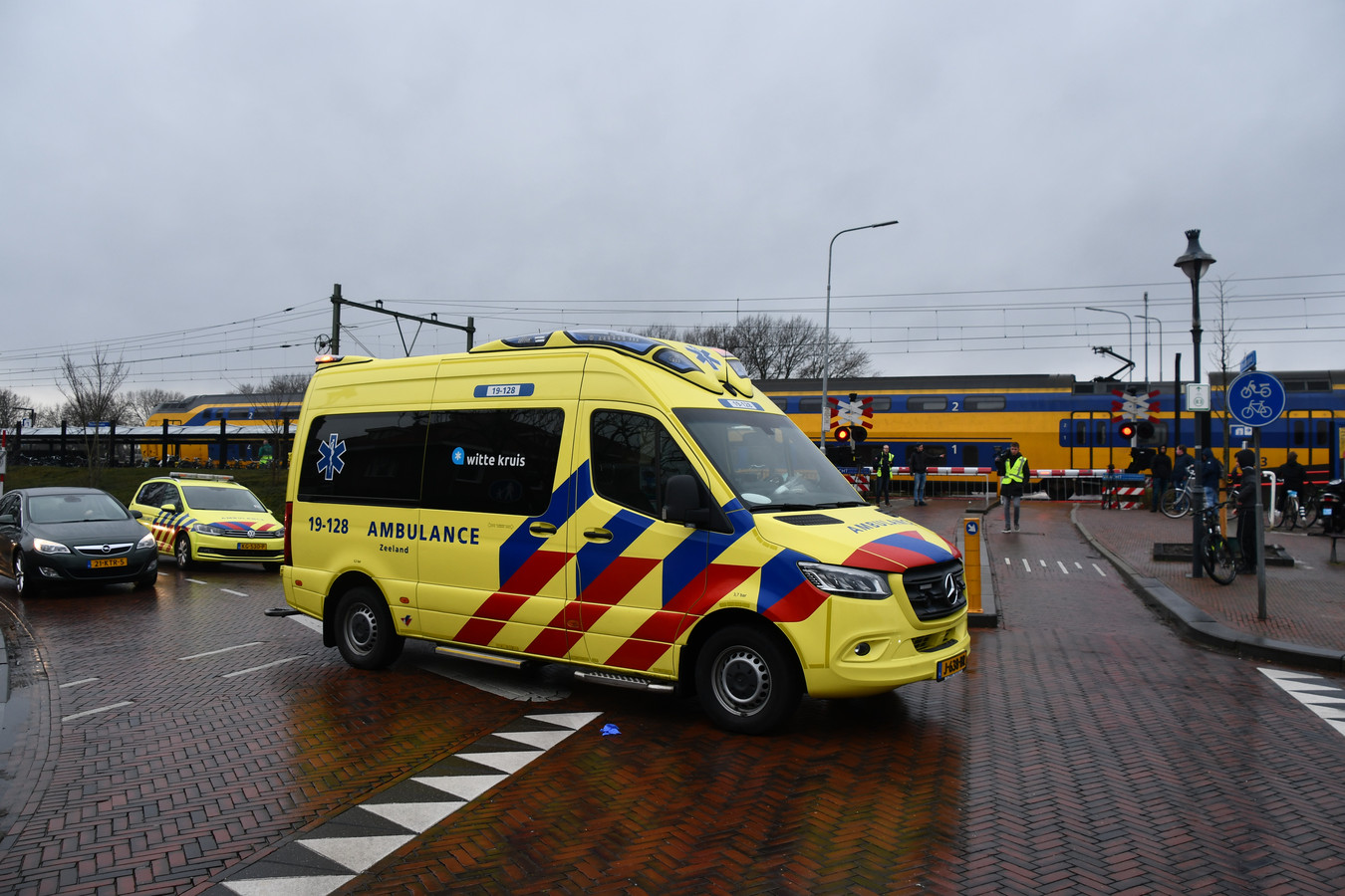 Bij het NS-station in Oost-Souburg is een aanrijding gebeurd. Hulpdiensten en de traumahelikopter zijn opgeroepen.
