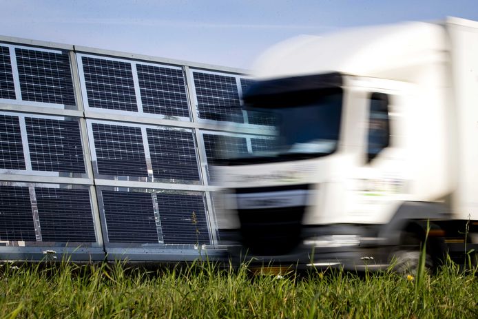 Zonnepanelen op een geluidscherm langs de N470 tussen Delft en Zoetermeer: de eerste weg met een gesloten energiesysteem.