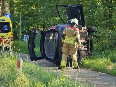 Auto belandt op zijn kant op de Oldenzaalsestraat in Enschede