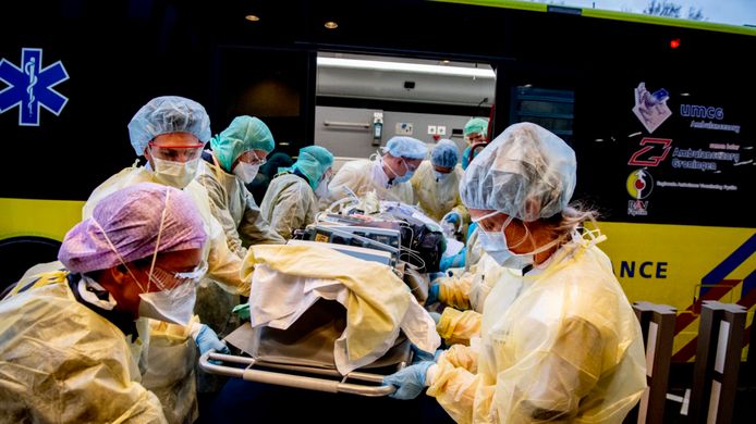 Een coronapatiënt wordt binnengebracht in een ziekenhuis, foto ter illustratie.