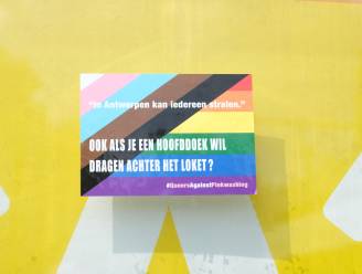 “In Antwerpen kan niét iedereen stralen”: holebigroep bestickert ‘hypocriete’ regenboogaffiches van stadsbestuur