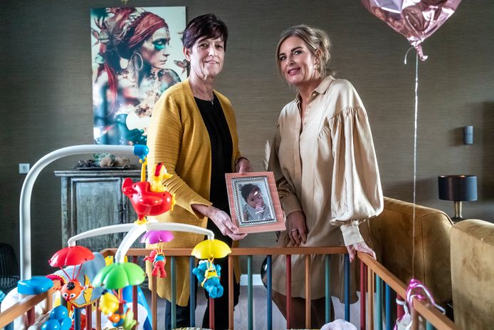 Oma Lia Linders (links) en nicht Héloïse van de Laar zijn een inzamelingsactie gestart voor de hartoperatie van baby Nina uit Nicaragua.